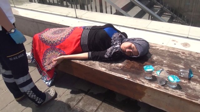 Taksim'de Kadın Turistin Zor Anları! Olduğu Yere Yığılıp Kaldı