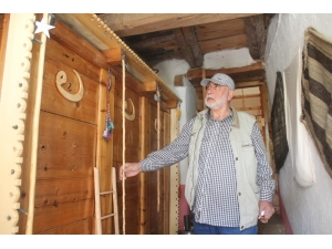 Unutulmaya Yüz Tutmuş Tarım Aletlerinin Maketlerini Yapıyor