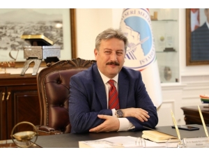 Melikgazi Belediye Başkanı Dr. Mustafa Palancıoğlu Altın Madalya Kazanan Kayserili Sporcuyu Tebrik Etti