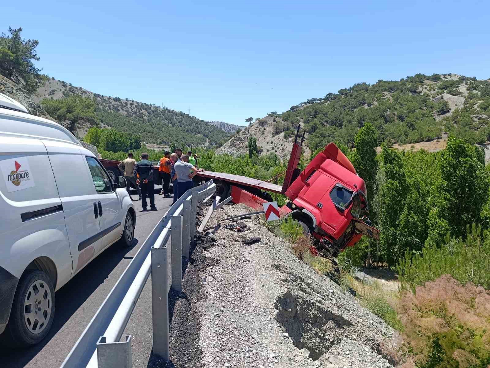 malatya-da-cekici-bariyerlere-carparak-askida-kaldi