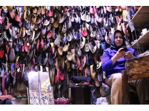 Yemeni Ve Çarığa Kadın Eli Değdi