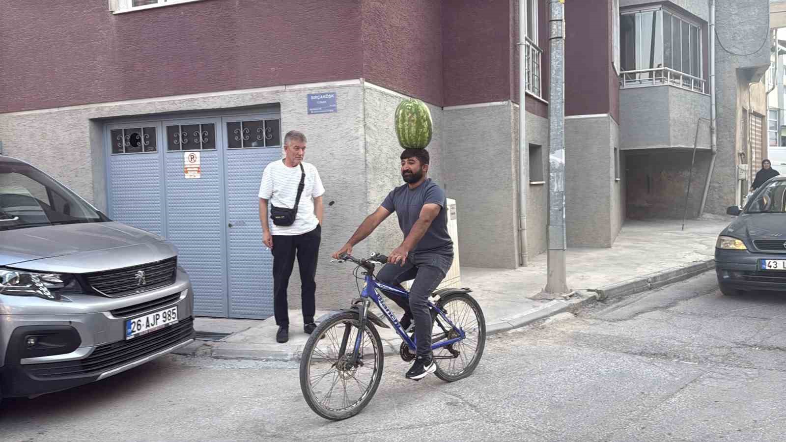 kafasinda-40-kiloluk-karpuz-varken-bisiklet-suruyor-halay-cekiyor-kosuya-katiliyor