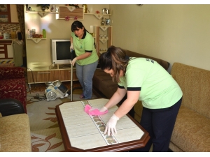 Tebev İhtiyaç Sahibi Vatandaşların Evlerinde Bayram Temizliği Yapıyor