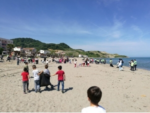 Öğrencilerden Plaj Temizliği