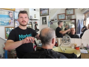 Üniversiteli Gençten Babasına Bayram Tıraşı