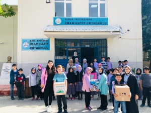 Minik Öğrenciler Kapı Kapı Erzak Dağıttı