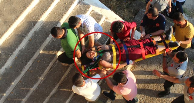 Falezlerden Atlayan Genç Kız, Sedye İle Elden Ele Ambulansa Taşındı