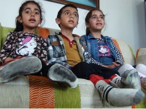 Kas Hastası Olan Üç Çocuğuna Tek Başına Bakıyor