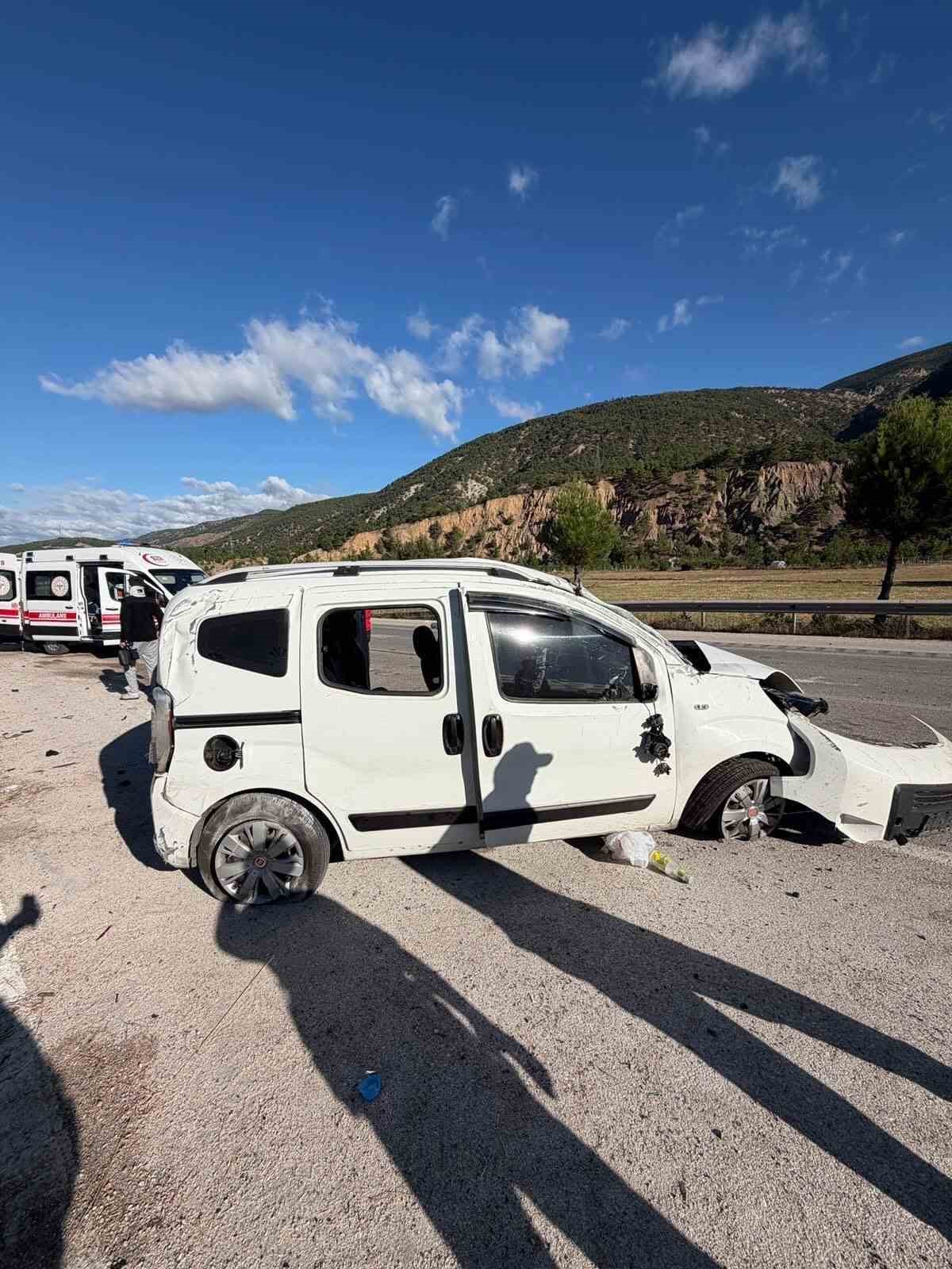 tokat-ta-hafif-ticari-arac-takla-atti-2-si-agir-4-yarali