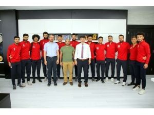 7 Aralık Üniversitesi Spor Başarısını Rektör Karacoşkun’la Paylaştı