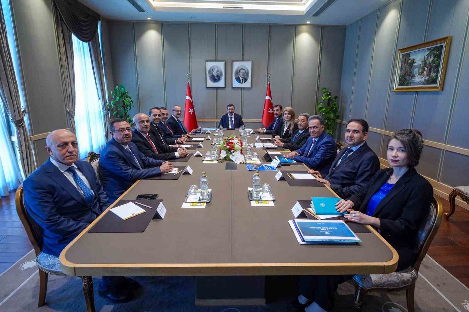 turgut-ozal-tip-merkezi-nin-ihtiyaclari-cumhurbaskani-yardimcisi-cevdet-yilmaz-a-aktarildi