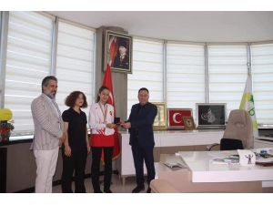 Başkan Beyoğlu’ndan Şampiyon Karateciye Ödül