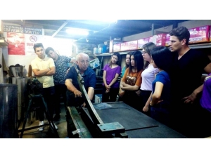 Sarıgöl’de Kursiyerler 50 Yıllık Teneke Ustasını Ziyaret Etti