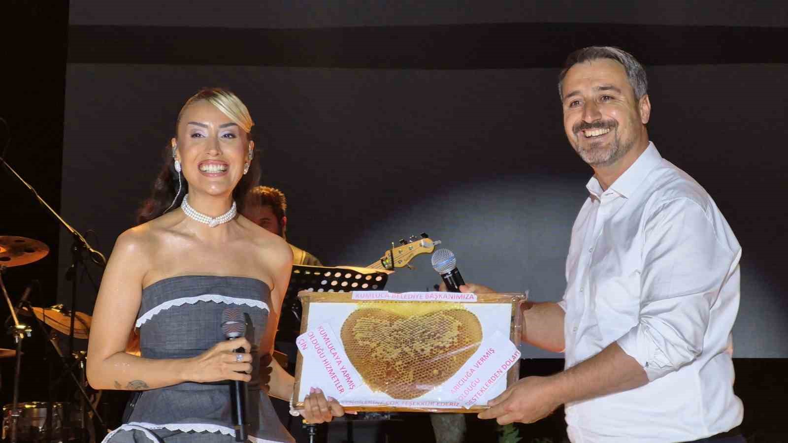 sanatci-hande-unsal-dan-evlilik-teklifine-ilginc-yorumu