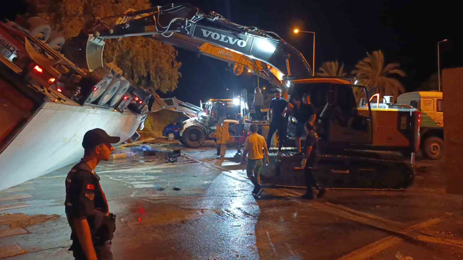 antalya-da-tir-devrildi-durakta-bekleyen-2-kisi-hayatini-kaybetti