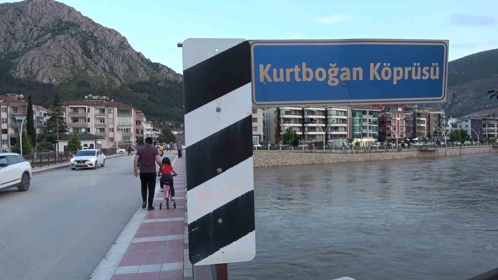 amasya-da-kopru-girisinde-cokme-olustu