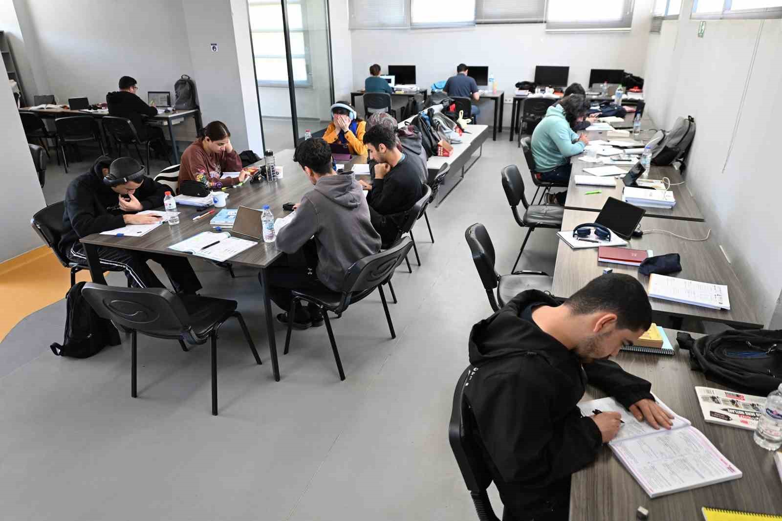 mersin-de-okuma-salonlari-ogrencilerin-ikinci-adresi-oldu