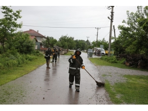 Adapazarı’nda Temizlik Çalışmaları Gece Gündüz Devam Ediyor