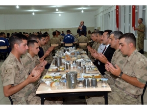 Vali Şentürk Mehmetçikle İftar Yaptı