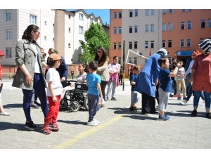 Sibel Öğretmenden Anlamlı Hareket