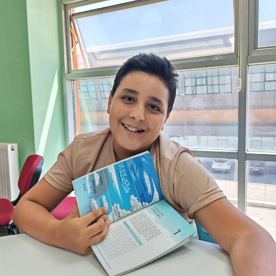 mentese-uluslararasi-genclik-merkezi-nde-minik-kitap-kurtlari-bulustu