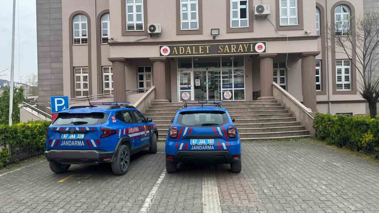alapli-da-uyusturucu-operasyonunda-7-kok-kenevir-ve-esrar-ele-gecirildi