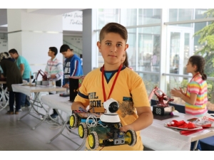 Köyden Taşımalı Eğitimle İlçe Merkezine Okula Gelen Bilim Kaşifleri Robot Fuarı Açtı