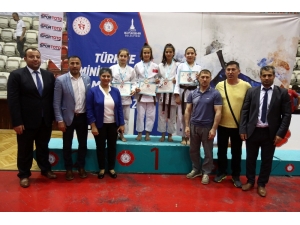 Judo Akademisi Meyvelerini Veriyor