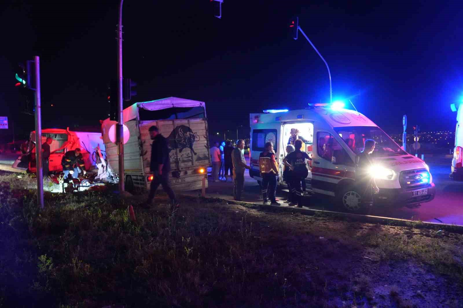 nigde-de-3-aracin-carpistigi-kazada-1-i-agir-10-kisi-yaralandi