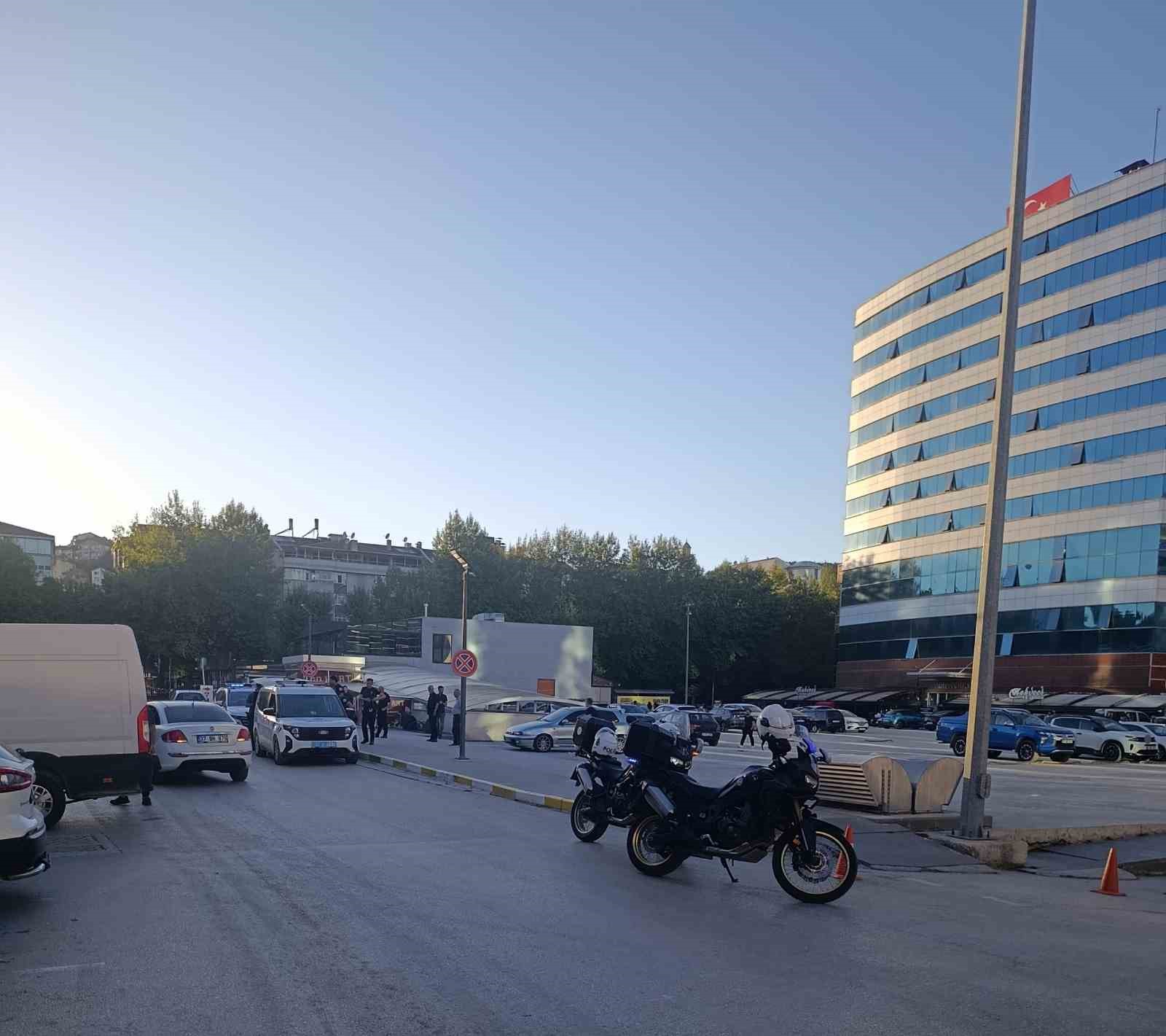isten-cikarildigi-gerekcesiyle-silah-ve-bicakla-kastamonu-belediyesini-basti