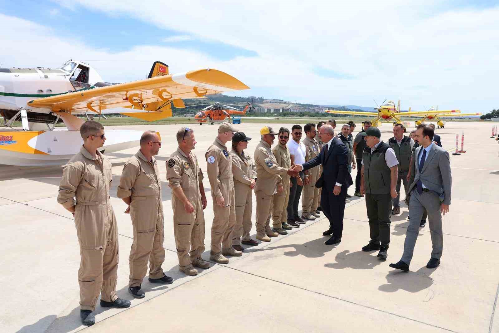 vali-toraman-dan-yangin-sondurme-ucaklari-ve-helikopterleri-pilotlarina-ziyaret