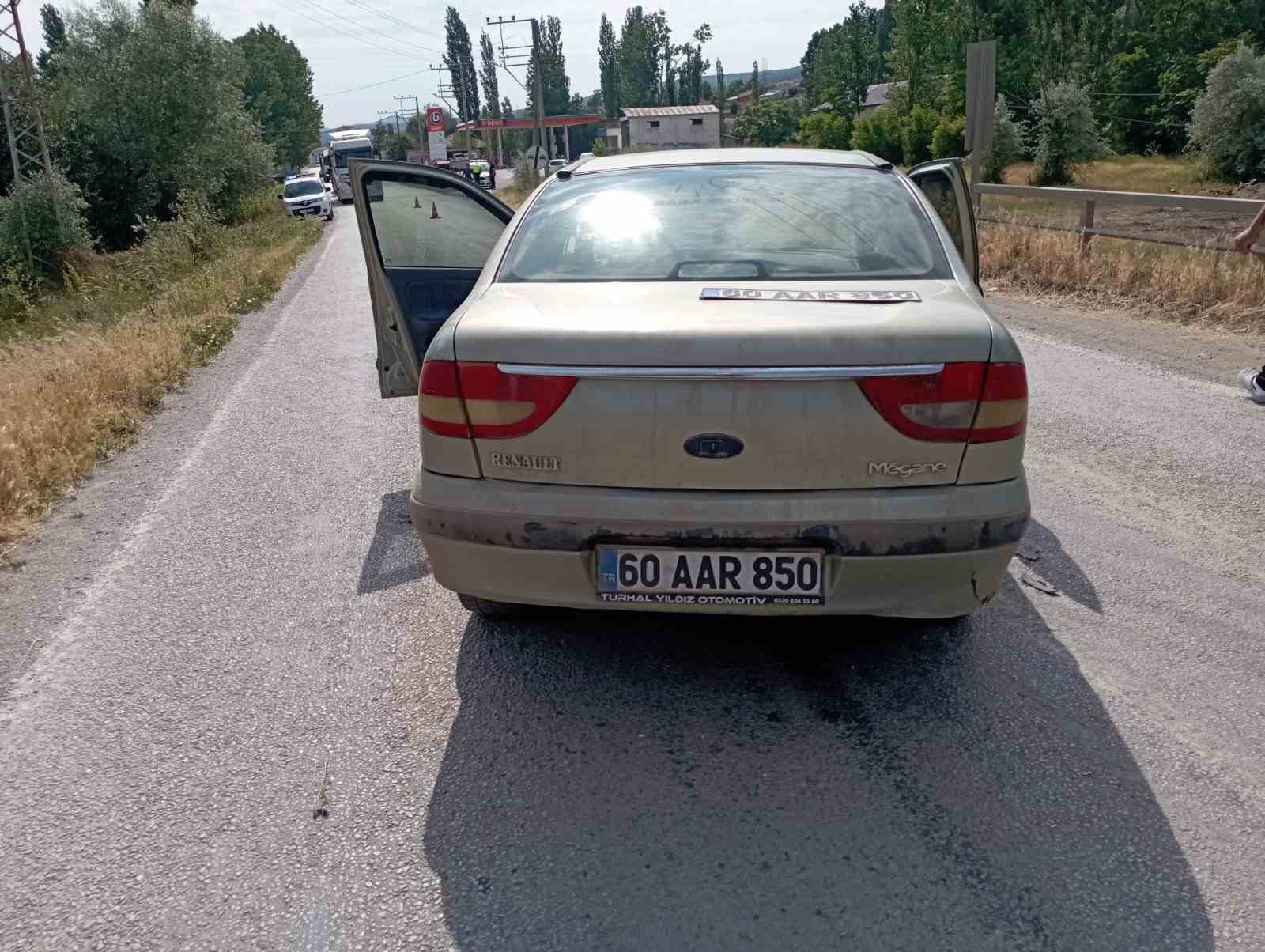 iki-otomobil-kafa-kafaya-carpisti-2-yarali