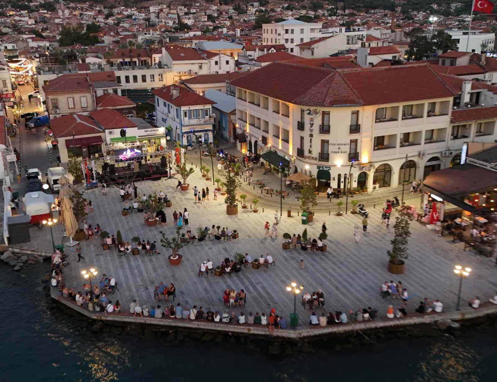 ayvalik-tarihi-gumruk-meydani-na-kavustu
