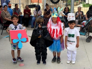 Çeşmeli Öğrenciler, Atıklardan Yapılan Giysileriyle Defile Yaptı