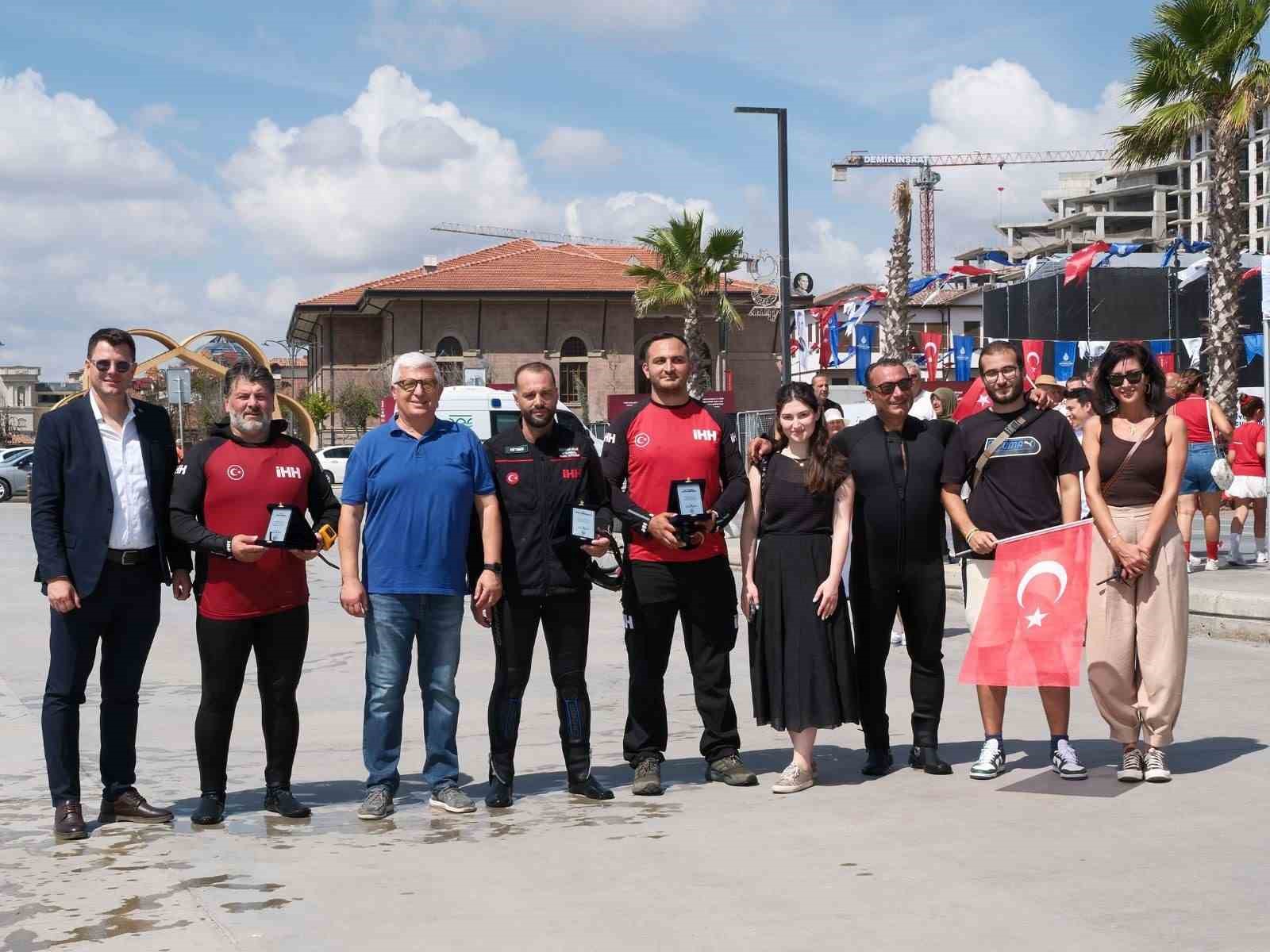buyukcekmece-de-denizde-660-metrekarelik-turk-bayragi-acildi