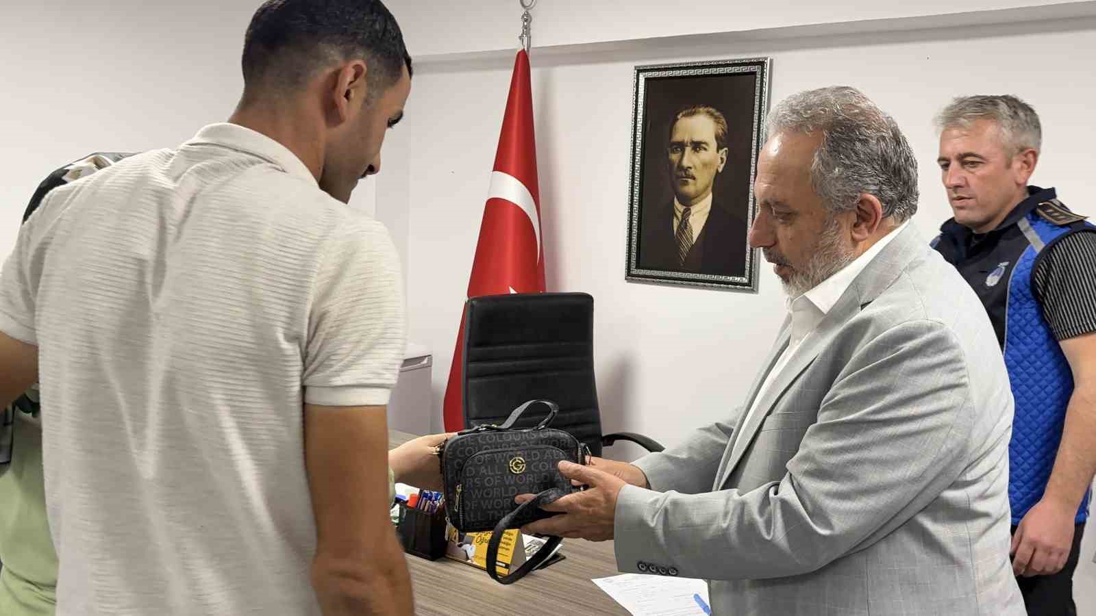 kayseri-de-mesire-alaninda-unutulan-700-bin-tl-degerindeki-ziynet-esyasini-belediye-ekipleri-buldu