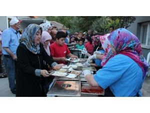 Alaşehir Kızılay’dan Mahalle Sakinlerine İftar Yemeği