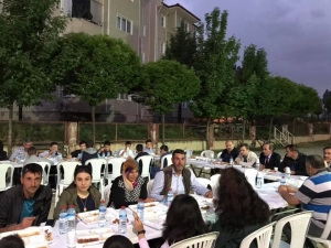 Ortaokul Öğrencilerinden İftar Yemeği