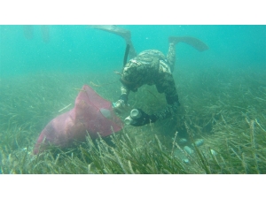 Büyükler Denizin Dibini, Çocuklar Sahilleri Temizledi