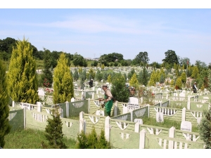 Mezarlıklar Bayrama Hazırlanıyor