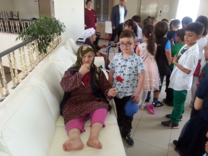 Öğrenciler Huzurevi Sakinlerini Ziyaret Etti