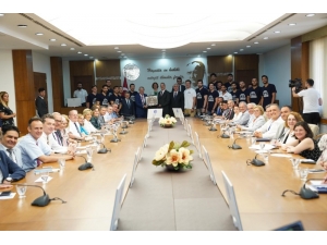 Ege’nin Gururu Basketbolcular Senato’da Ödüllendirildi