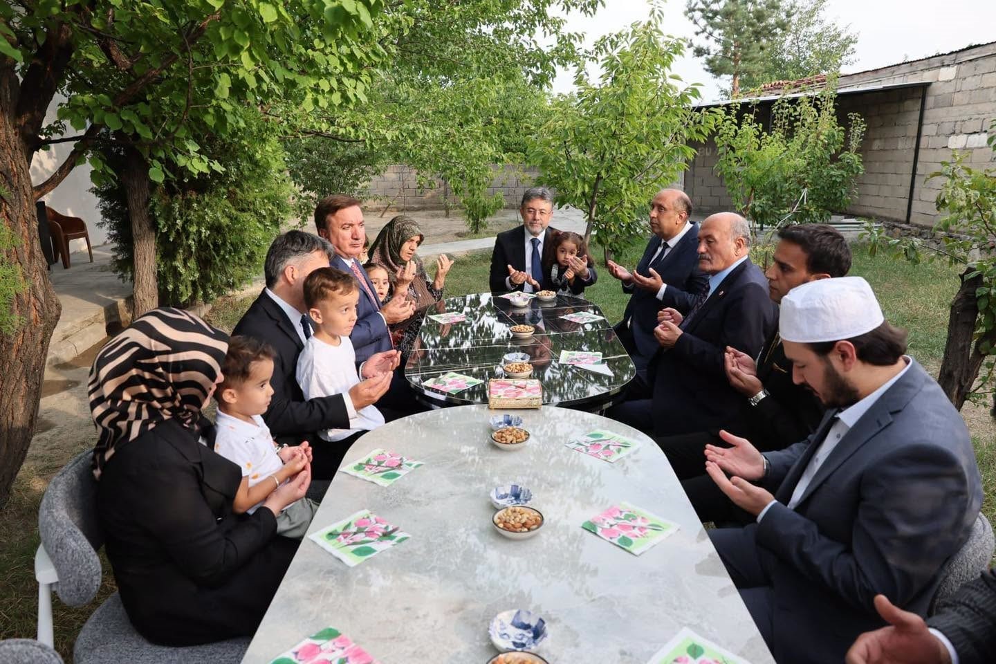 bakan-yumakli-sehit-jandarma-er-yakup-koc-un-ailesini-ziyaret-etti