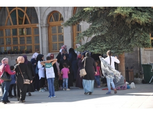 Harakani Türbesi Ziyaretçi Akınına Uğradı