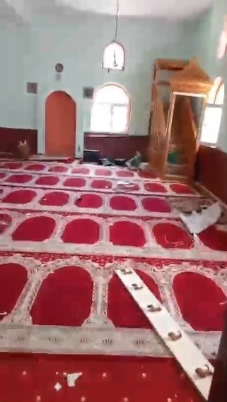 tahrip-edilen-koy-camisi-belediye-ekiplerince-yeniden-ibadete-hazir-hale-getirildi