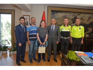 “Hayata Bağlan” Afişiyle Dereceye Giren Öğrenciye Ödülü Kaya’dan