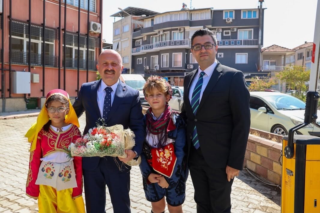 vali-varol-yenipazar-da-kurumlari-ziyaret-edip-vatandaslarla-bulustu