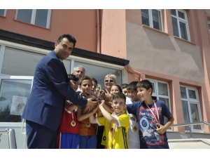 Geleneksel Çocuk Oyunları Şampiyonları Ödüllerini Aldı