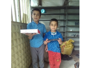 Teravih Namazına Eksiksiz Gelen 10 Çocuğa Tablet Hediye Edildi