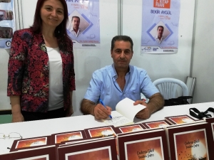Bekir Aygül, Yeni Kitabı ‘Çadırın Gözü, Yeniden Doğuş’u Okuyucuları İçin İmzaladı